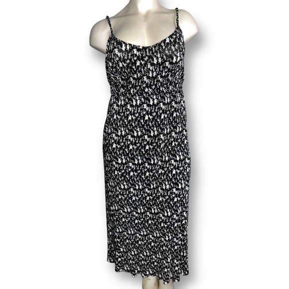 ASOS Curve Plisse Strappy Maxi Dress in black and white Pleated Ditsy Floral - Picture 5 of 10